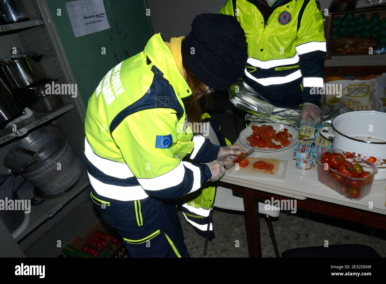 Roma, molte le Organizzazioni Volontarie che preparano pasti da consegnare ai senza fissa dimora della Capitale, che stanno per afrontare un altra notte di gelo e solitudine nelle strade. Stockfoto