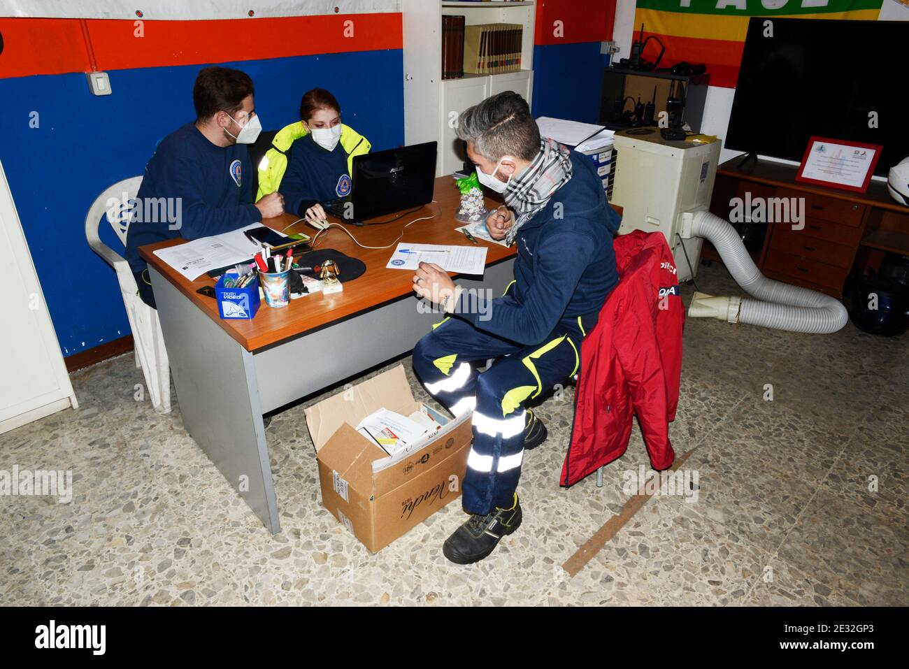 Roma, molte le Organizzazioni Volontarie che preparano pasti da consegnare ai senza fissa dimora della Capitale, che stanno per afrontare un altra notte di gelo e solitudine nelle strade. Stockfoto