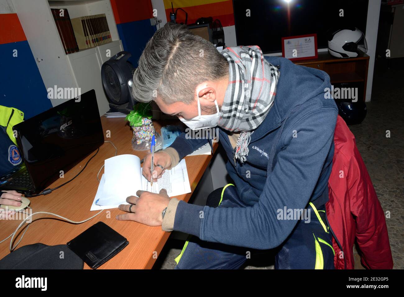 Roma, molte le Organizzazioni Volontarie che preparano pasti da consegnare ai senza fissa dimora della Capitale, che stanno per afrontare un altra notte di gelo e solitudine nelle strade. Stockfoto