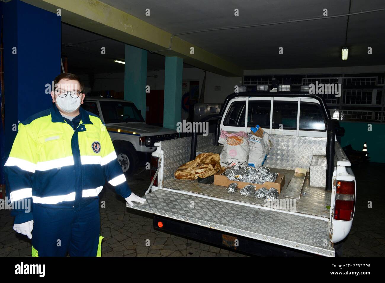 Roma, molte le Organizzazioni Volontarie che preparano pasti da consegnare ai senza fissa dimora della Capitale, che stanno per afrontare un altra notte di gelo e solitudine nelle strade. Stockfoto