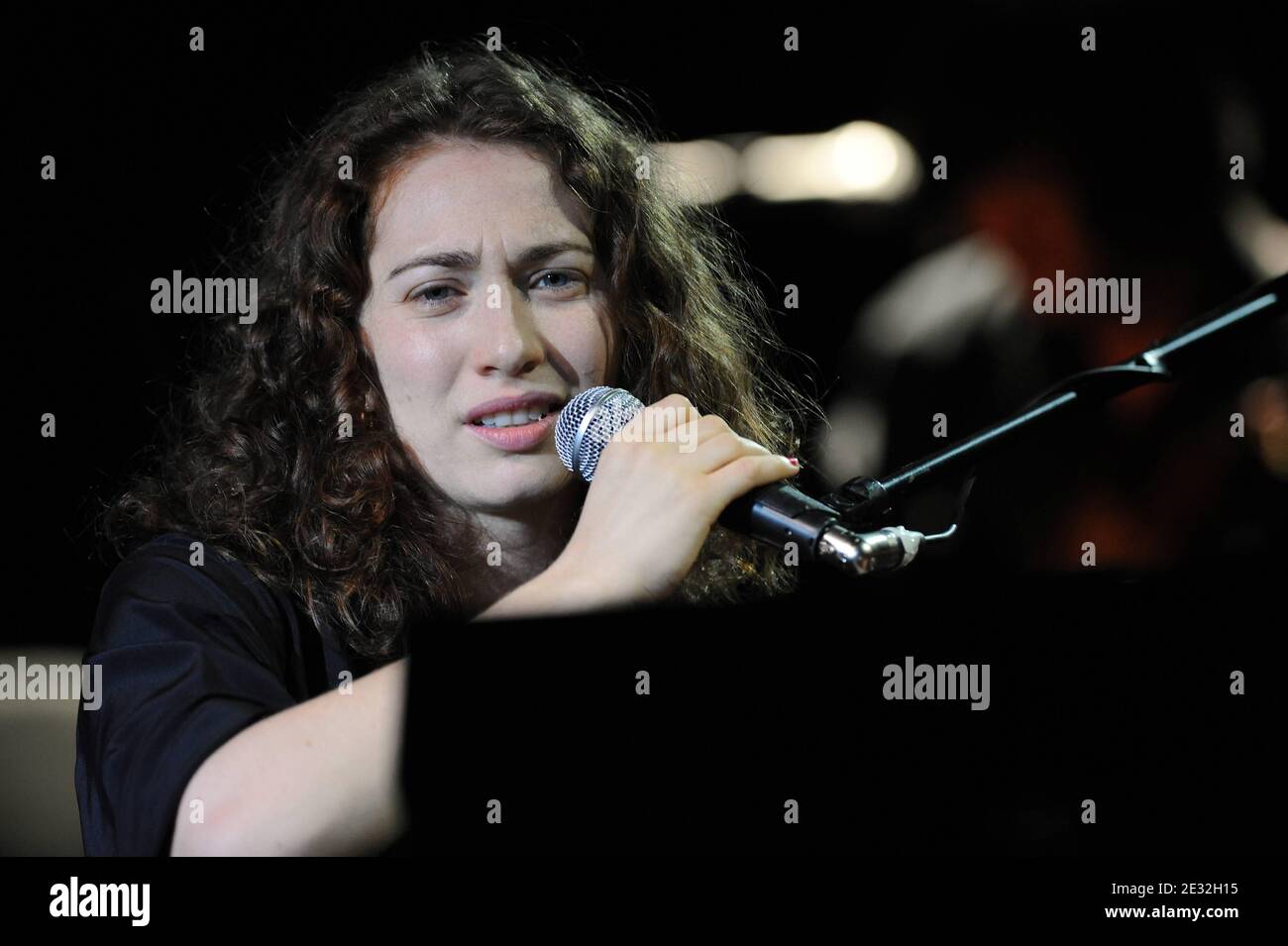 Die in Russland geborene amerikanische Singer-Songwriterin und Pianistin Regina Spector lebt am 7. Juli 2010 beim Montreux Jazz Festival in Montreux, Schweiz. Foto von Loona/ABACAPRESS.COM Stockfoto