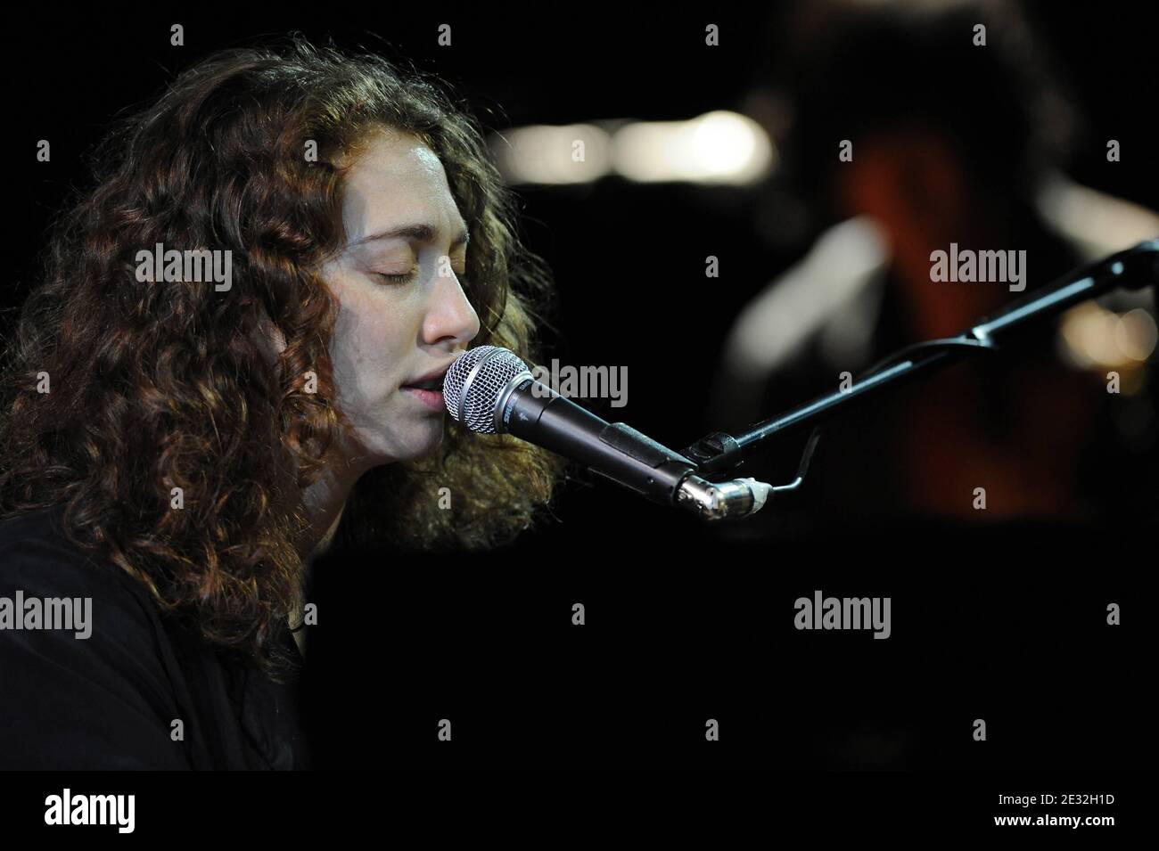 Die in Russland geborene amerikanische Singer-Songwriterin und Pianistin Regina Spector lebt am 7. Juli 2010 beim Montreux Jazz Festival in Montreux, Schweiz. Foto von Loona/ABACAPRESS.COM Stockfoto