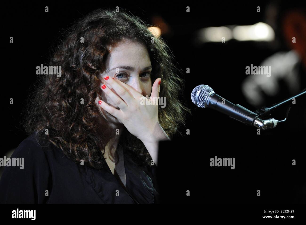 Die in Russland geborene amerikanische Singer-Songwriterin und Pianistin Regina Spector lebt am 7. Juli 2010 beim Montreux Jazz Festival in Montreux, Schweiz. Foto von Loona/ABACAPRESS.COM Stockfoto
