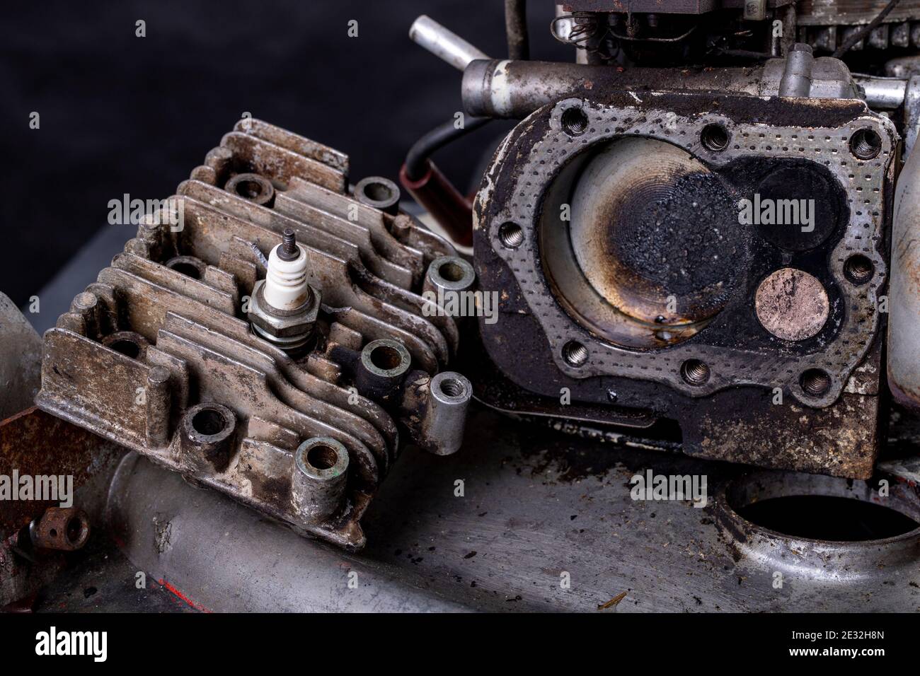 Reparatur eines kleinen Verbrennungsmotors von einem Rasenmäher. Kopf