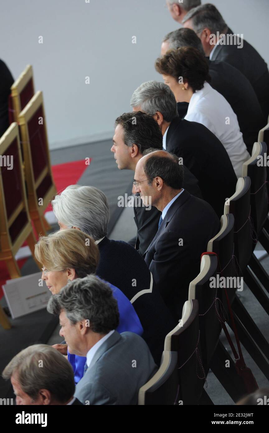 Bernard Kouchner, Jean-Louis Borloo, Michele Alliot-Marie, Christine Lagarde, Eric Woerth, Luc Chatel, Herve Morin, Roselyne Bachelot nehmen am 14. Juli 2010 an der Bastille Day Parade auf der Champs Elysee Avenue in Paris Teil. Foto von Ammar Abd Rabbo/ABACAPRESS.COM Stockfoto