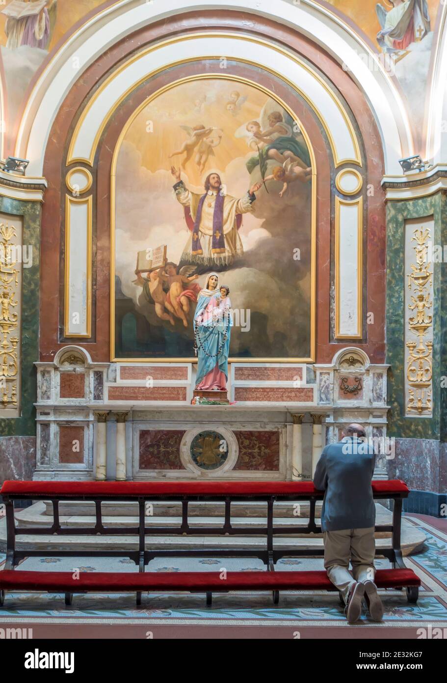 Mann, der in der Kapelle der Metropolitan Kathedrale von Buenos Aires, Argentinien betet Stockfoto
