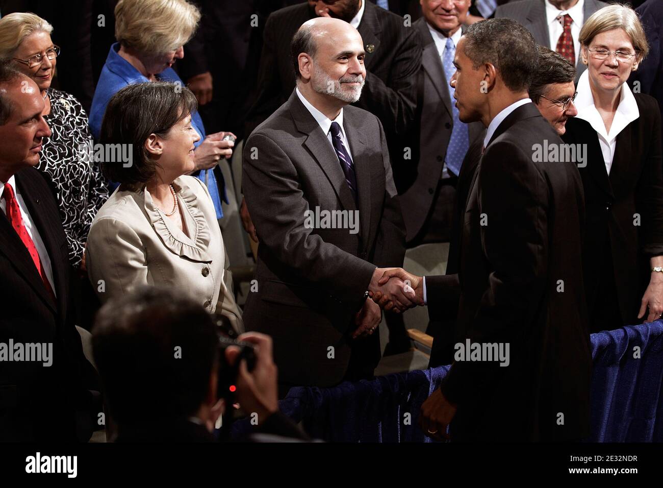 „USA Präsident Barack Obama schüttelt die Hände mit dem Vorsitzenden der Federal Reserve Bank Ben Bernanke (C) als FDIC-Vorsitzende Sheila Bair (2. L), der sich um die Unterzeichnung des Gesetzesentwurfs für die Finanzreform durch Obama während einer Zeremonie im Ronald Reagan Building and International Trade Center am 21. Juli 2010 in Washington, DC kümmert. Eine weitreichende Ausweitung der föderalen Finanzregulierung im Gefolge der schlimmsten Rezession seit der Großen Depression wird der Gesetzentwurf eine Verbraucherschutzagentur schaffen, einen Plan für die Zerlegung von Finanzinstituten, die als ''zu groß zum Scheitern'' angesehen werden, und viele andere Reformen entwerfen. Foto von Win Stockfoto