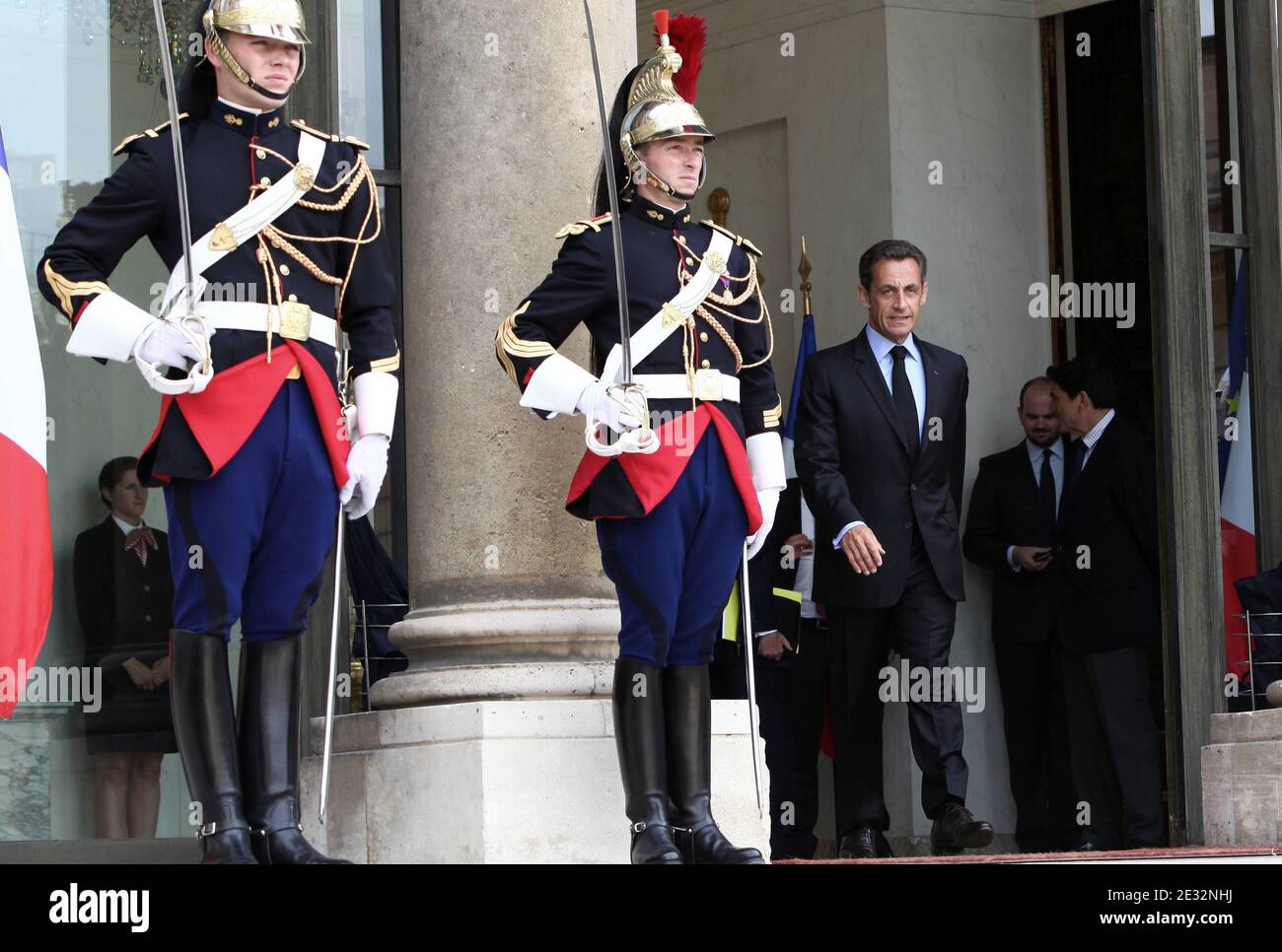 Der französische Präsident Nicolas Sarkozy begleitet die Schweizer Präsidentin Doris Leuthard zu einem Treffen, um die bilateralen Beziehungen und die EU zu diskutieren und die nächste G20 in Frankreich im Jahr 2011 im Elysee Palace in Paris, Frankreich am 21. Juli 2010 vorzubereiten. Foto von Stephane Lemouton/ABACAPRESS.COM Stockfoto