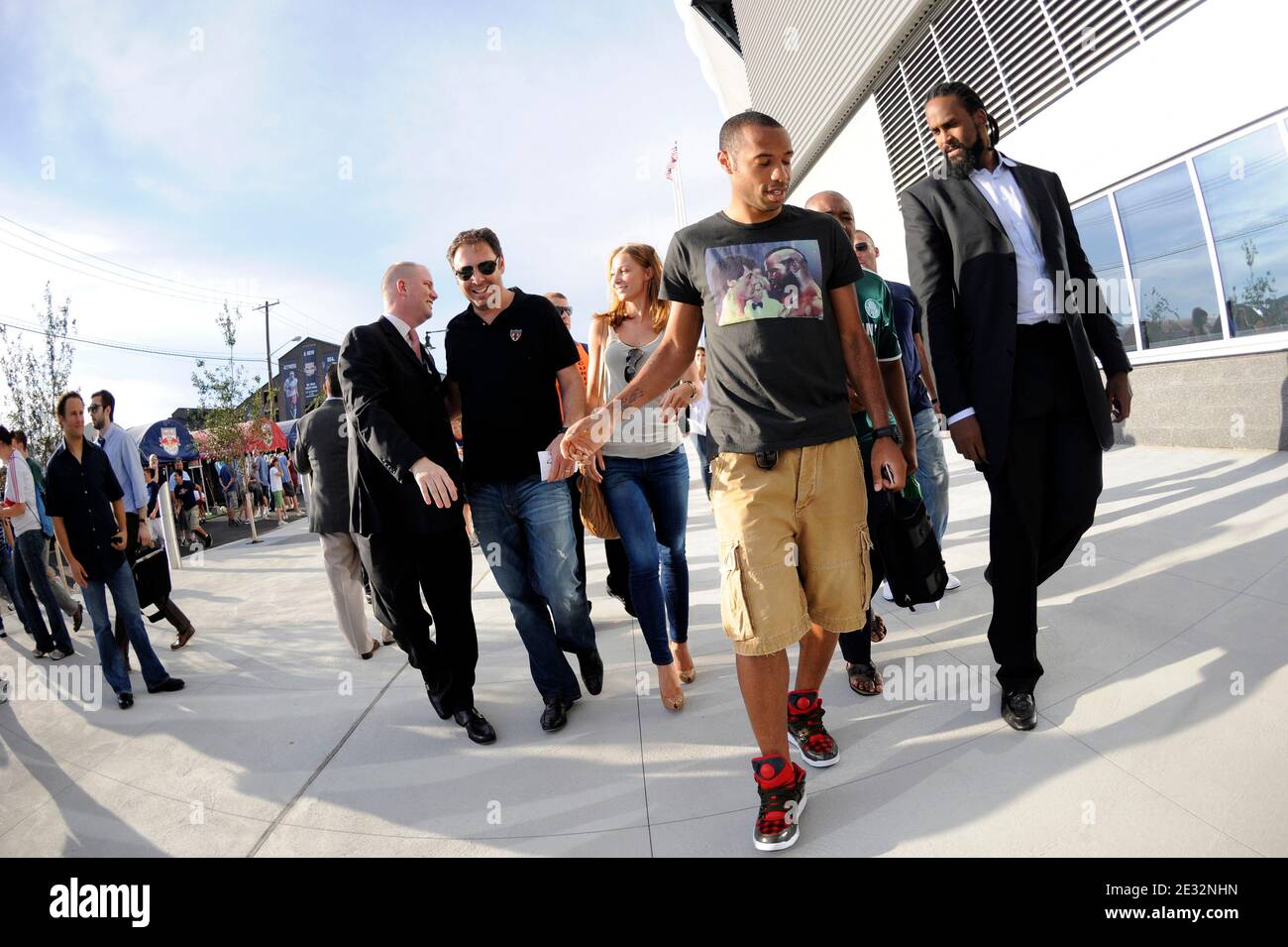 EXKLUSIV - Thierry Henry mit seiner Freundin Andrea Rajacic und Ronny Turiaf kommen zum Freundschaftsspiel New York Red Bulls gegen Tottenham Hotspur in der Red Bull Arena.Tottenham gewann 2-1 in Harrison, New Jersey. USA am 22. Juli 2010. Foto von Mehdi Taamallah/ABACAPRESS.COM Stockfoto