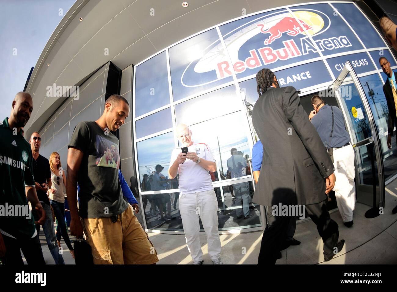 EXKLUSIV - Thierry Henry mit seiner Freundin Andrea Rajacic und Ronny Turiaf kommen zum Freundschaftsspiel New York Red Bulls gegen Tottenham Hotspur in der Red Bull Arena.Tottenham gewann 2-1 in Harrison, New Jersey. USA am 22. Juli 2010. Foto von Mehdi Taamallah/ABACAPRESS.COM Stockfoto