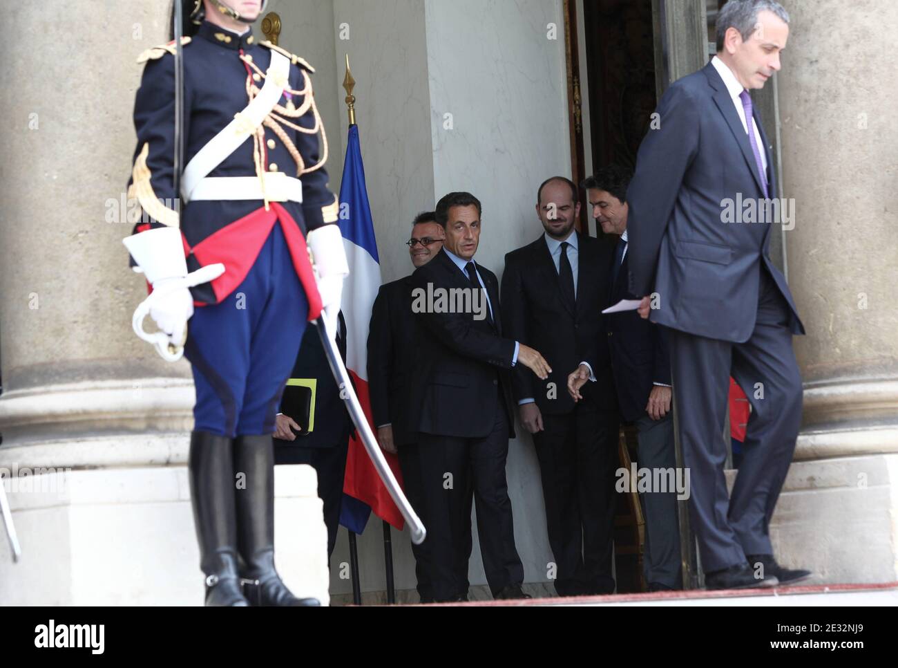 Der französische Präsident Nicolas Sarkozy begleitet die Schweizer Präsidentin Doris Leuthard zu einem Treffen, um die bilateralen Beziehungen und mit der EU zu diskutieren und die nächste G20 in Frankreich 2011 im Elysee Palace, Paris, Frankreich, am 21. Juli 2010 in Paris, Frankreich am 21. Juli 2010 vorzubereiten. Foto von Stephane Lemouton/ABACAPRESS.COM Stockfoto Der französische Präsident Nicolas Sarkozy begleitet die Schweizer Präsidentin Doris Leuthard zu einem Treffen, um die bilateralen Beziehungen und mit der EU zu diskutieren und die nächste G20 in Frankreich 2011 im Elysee Palace, Paris, Frankreich, am 21. Juli 2010 in Paris, Frankreich am 21. Juli 2010 vorzubereiten. Foto von Stephane Lemouton/ABACAPRESS.COM Stockfoto
