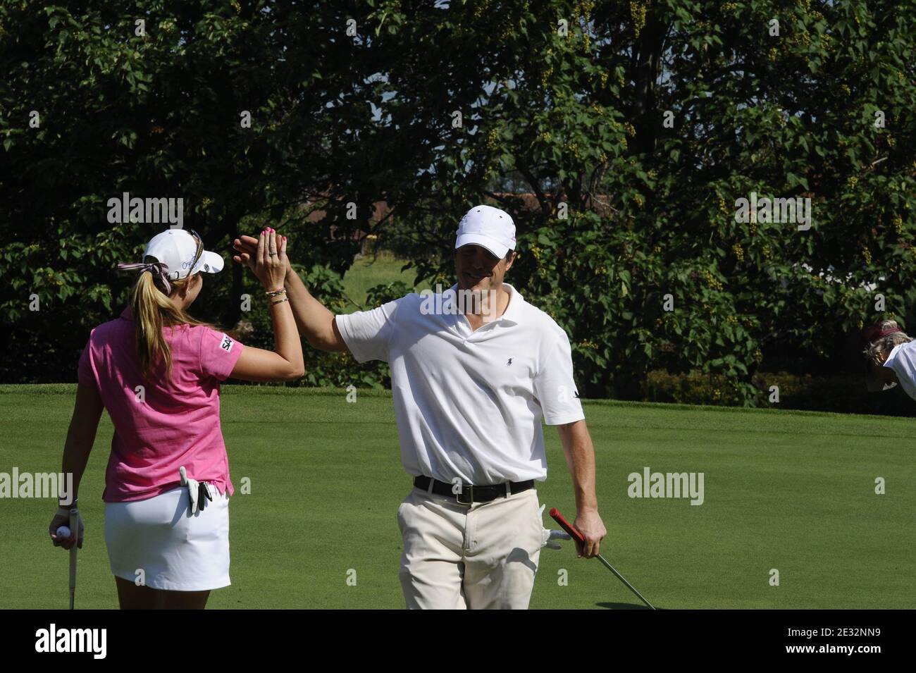 US Paula Creamer der neue US Open Champion 2010 mit dem britischen Schauspieler Hugh Grant spielt während des Pro-am als Vorschau auf die Evian Masters 2010 in Evian, Frankreich am 21. Juli 2010. Foto von Elodie Gregoire/ABACAPRESS.COM Stockfoto