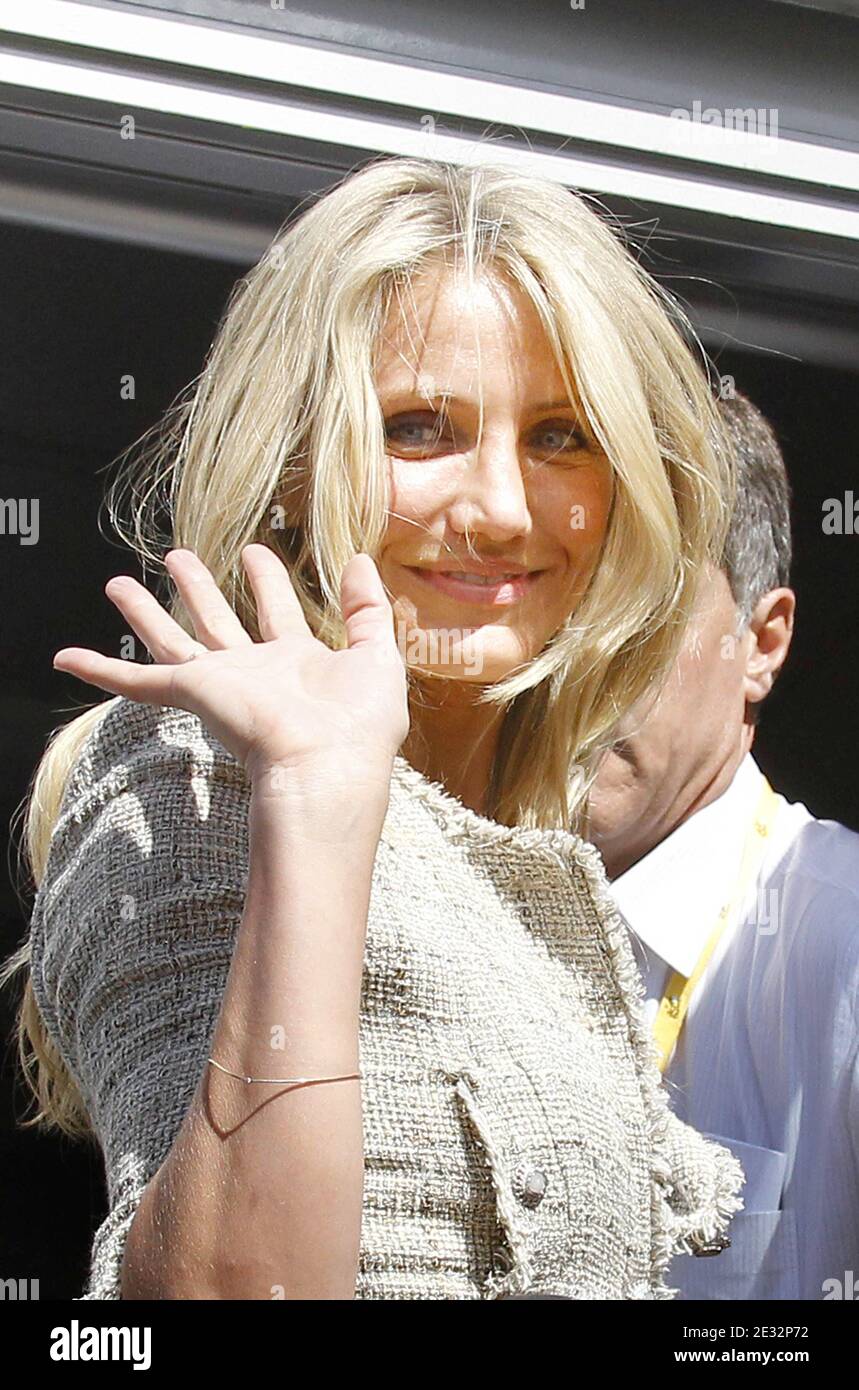 US-Schauspielerin Cameron Diaz kommt zur Siegerehrung nach der 18. Etappe des Radrennens Tour de France zwischen Salies-de-Bearn und Bordeaux, am 23. Juli 2010 in Bordeaux, Südfrankreich. Diaz und Co-Star Tom Cruise sind heute Abend zur französischen Premiere ihres letzten Films "Knight and Day" in der Stadt. Foto von Patrick Bernard/ABACAPRESS.COM Stockfoto