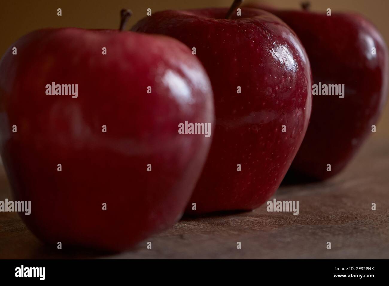 Mehrere rote Äpfel. Nahaufnahme von roten Äpfeln. Rote Äpfel in einer Reihe. Stockfoto