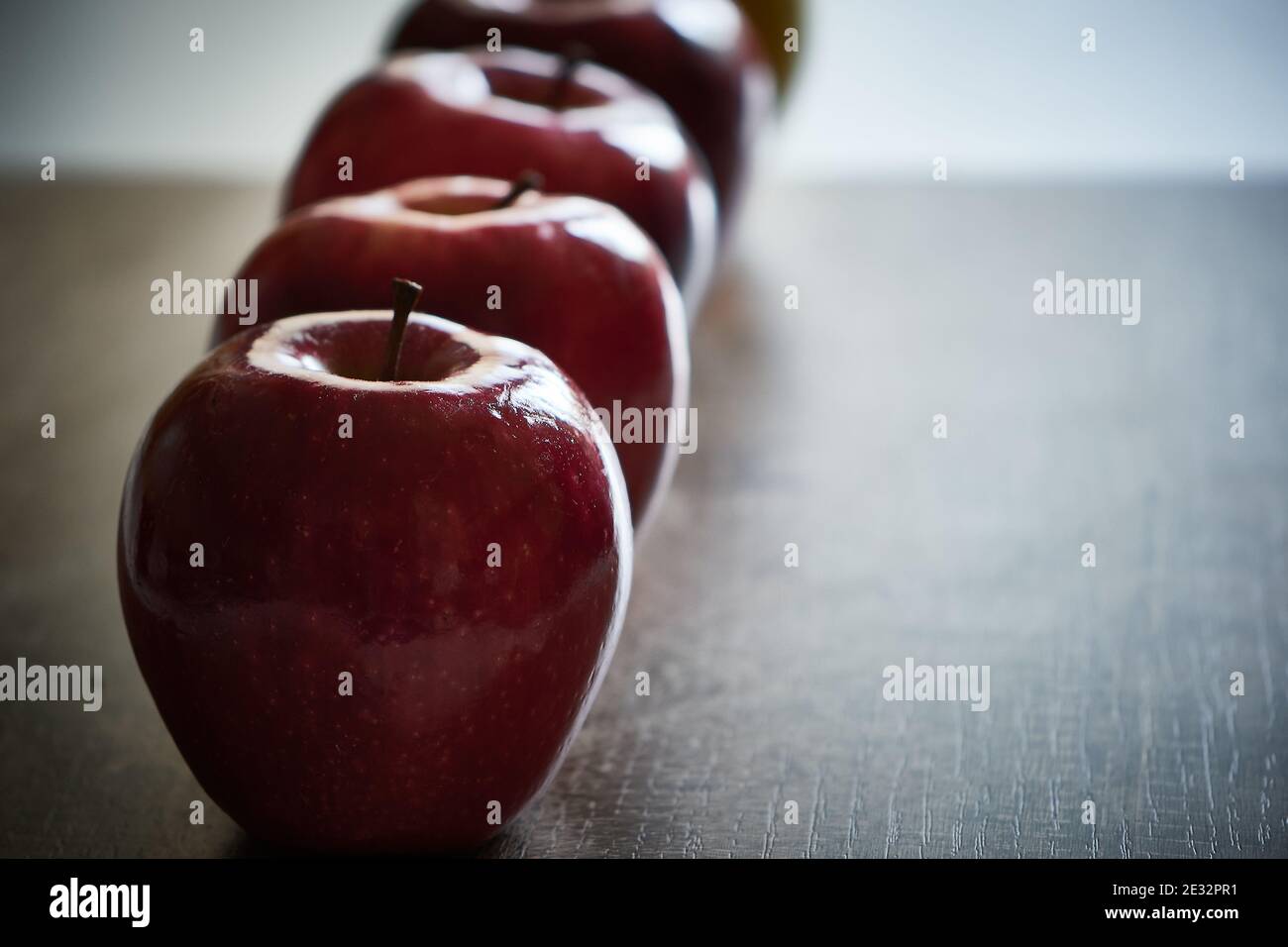 Mehrere rote helle Äpfel in einer Reihe. Nahaufnahme von roten Äpfeln. Stockfoto