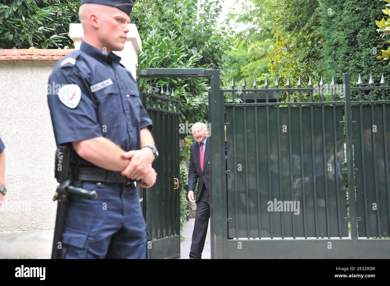 Der Anwalt Georges Kiejman verlässt Liliane Bettencourt, nachdem sie am 26. Juli 2010 von Ermittlern der französischen Finanzbrigade in Neuilly-sur-seine bei Paris befragt wurde. Liliane Bettencourt, 87, die größte Aktionärin von L'Oreal und Frankreichs reichste Frau, wurde wegen mutmaßlicher Steuerhinterziehung und Geldwäsche befragt. Foto von Mousse/ABACAPRESS.COM Stockfoto