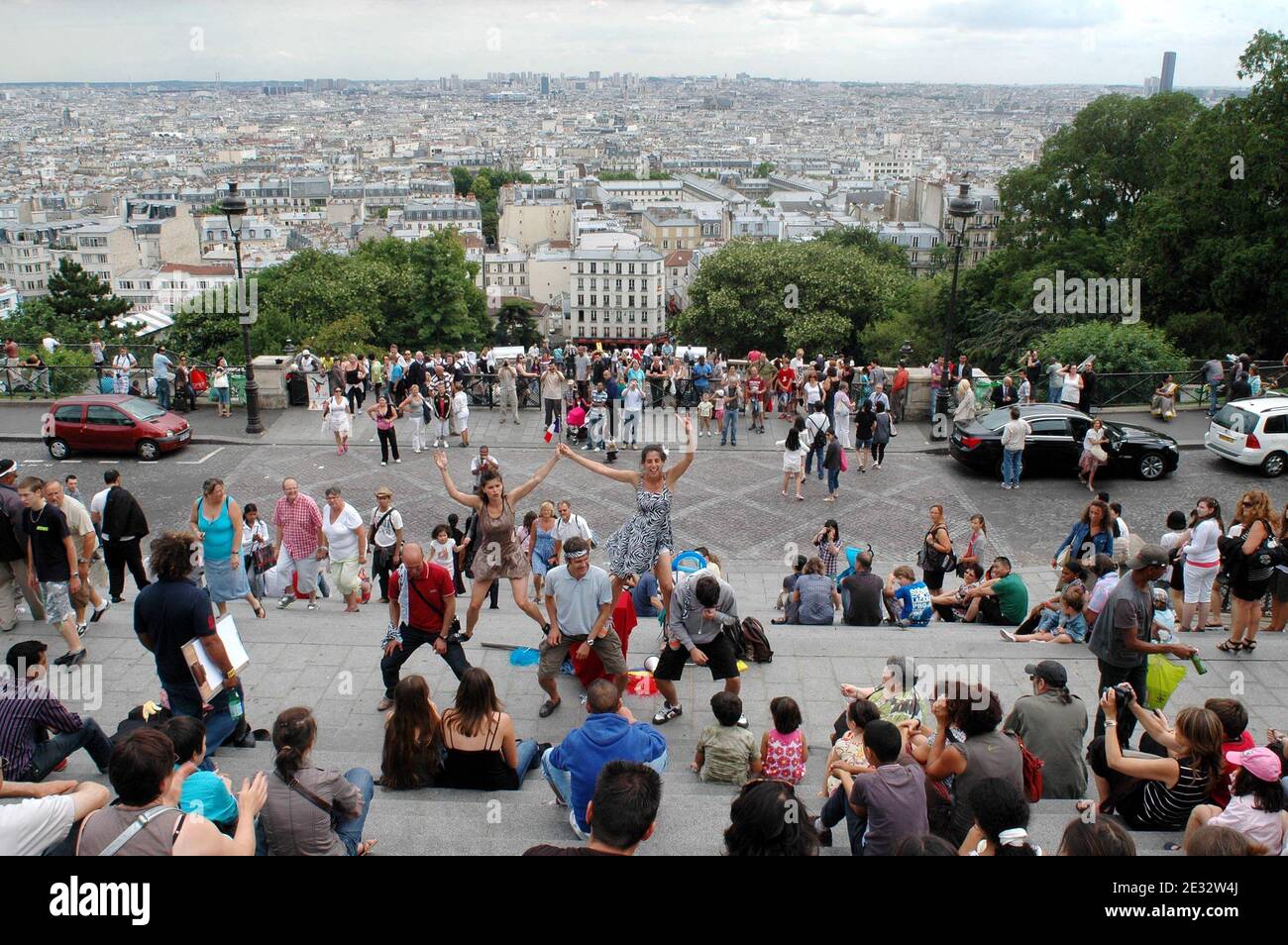 'Illustrationen von Paris aus der weissen Kuppelbasilika Sacre Coeur im Montmartre-Viertel, 18. Bezirk von Paris, Frankreich, am 29. Juli 2010. Mit seinen vielen Künstlern, die ihre Staffeln jeden Tag für die Touristen einrichten. Die Basilika Sacré-Coeur wurde von 1876 bis 1912 auf Montmartre als Geste der Sühne für die "Verbrechen der Kommunarden" nach den Ereignissen der Pariser Kommune errichtet, um die französischen Opfer des französisch-preußischen Krieges von 1871 zu ehren. Die weiße Kuppel ist ein weithin sichtbares Wahrzeichen der Stadt. Foto von Alain Apaydin/ABACAPRESS.COM' Stockfoto