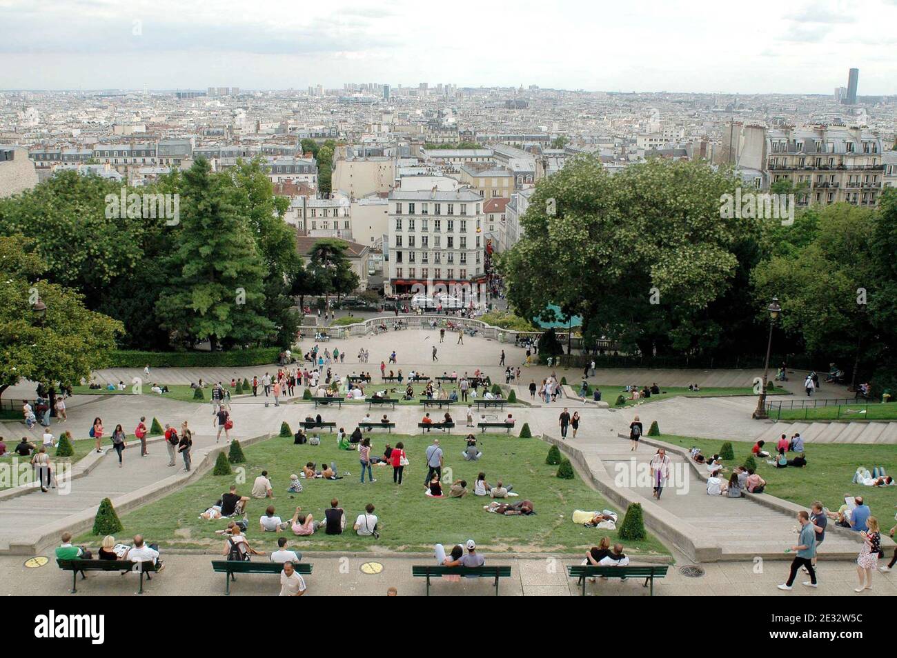 'Illustrationen von Paris aus der weissen Kuppelbasilika Sacre Coeur im Montmartre-Viertel, 18. Bezirk von Paris, Frankreich, am 29. Juli 2010. Mit seinen vielen Künstlern, die ihre Staffeln jeden Tag für die Touristen einrichten. Die Basilika Sacré-Coeur wurde von 1876 bis 1912 auf Montmartre als Geste der Sühne für die "Verbrechen der Kommunarden" nach den Ereignissen der Pariser Kommune errichtet, um die französischen Opfer des französisch-preußischen Krieges von 1871 zu ehren. Die weiße Kuppel ist ein weithin sichtbares Wahrzeichen der Stadt. Foto von Alain Apaydin/ABACAPRESS.COM' Stockfoto