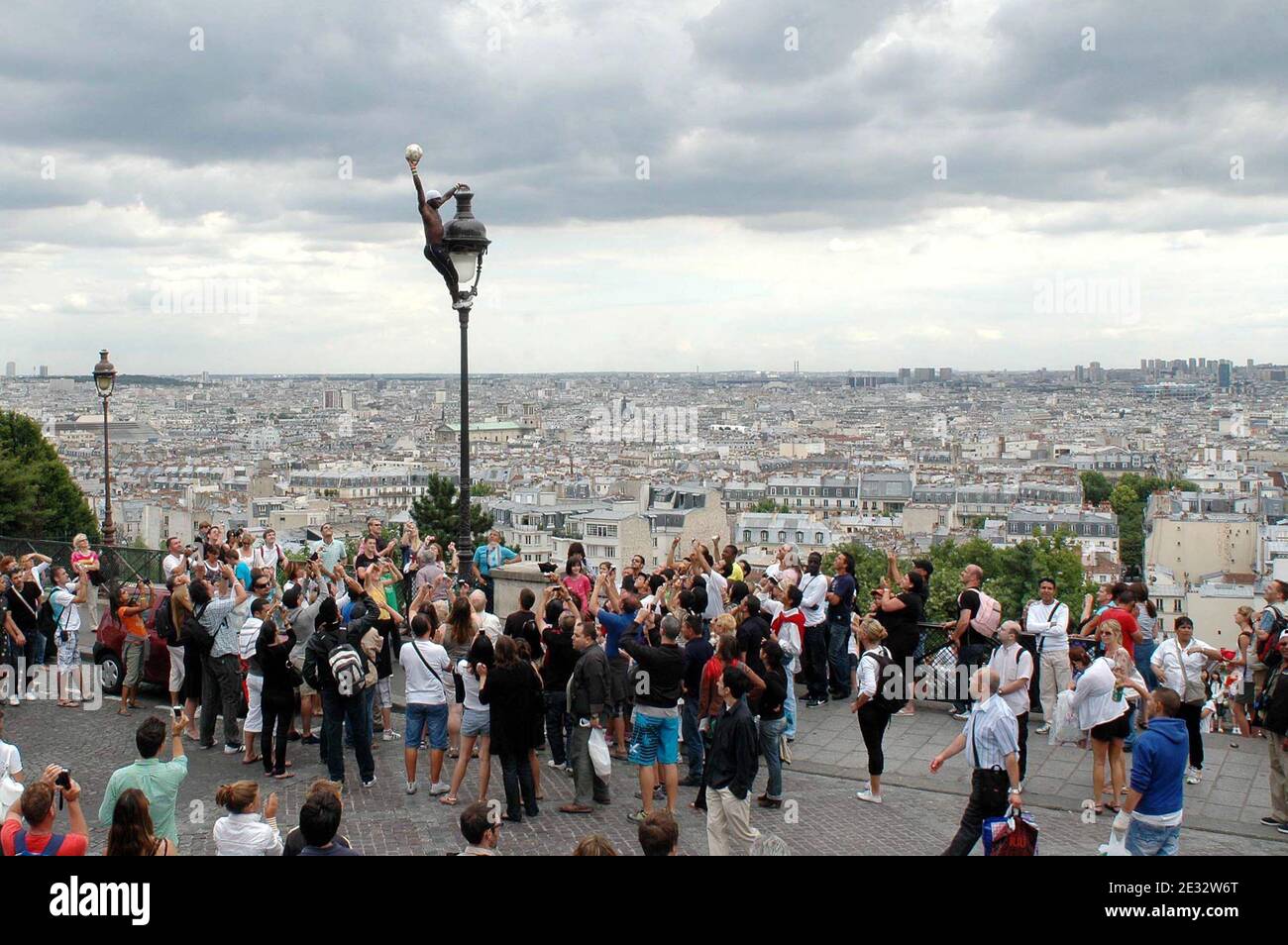 'Illustrationen von Paris aus der weissen Kuppelbasilika Sacre Coeur im Montmartre-Viertel, 18. Bezirk von Paris, Frankreich, am 29. Juli 2010. Mit seinen vielen Künstlern, die ihre Staffeln jeden Tag für die Touristen einrichten. Die Basilika Sacré-Coeur wurde von 1876 bis 1912 auf Montmartre als Geste der Sühne für die "Verbrechen der Kommunarden" nach den Ereignissen der Pariser Kommune errichtet, um die französischen Opfer des französisch-preußischen Krieges von 1871 zu ehren. Die weiße Kuppel ist ein weithin sichtbares Wahrzeichen der Stadt. Foto von Alain Apaydin/ABACAPRESS.COM' Stockfoto