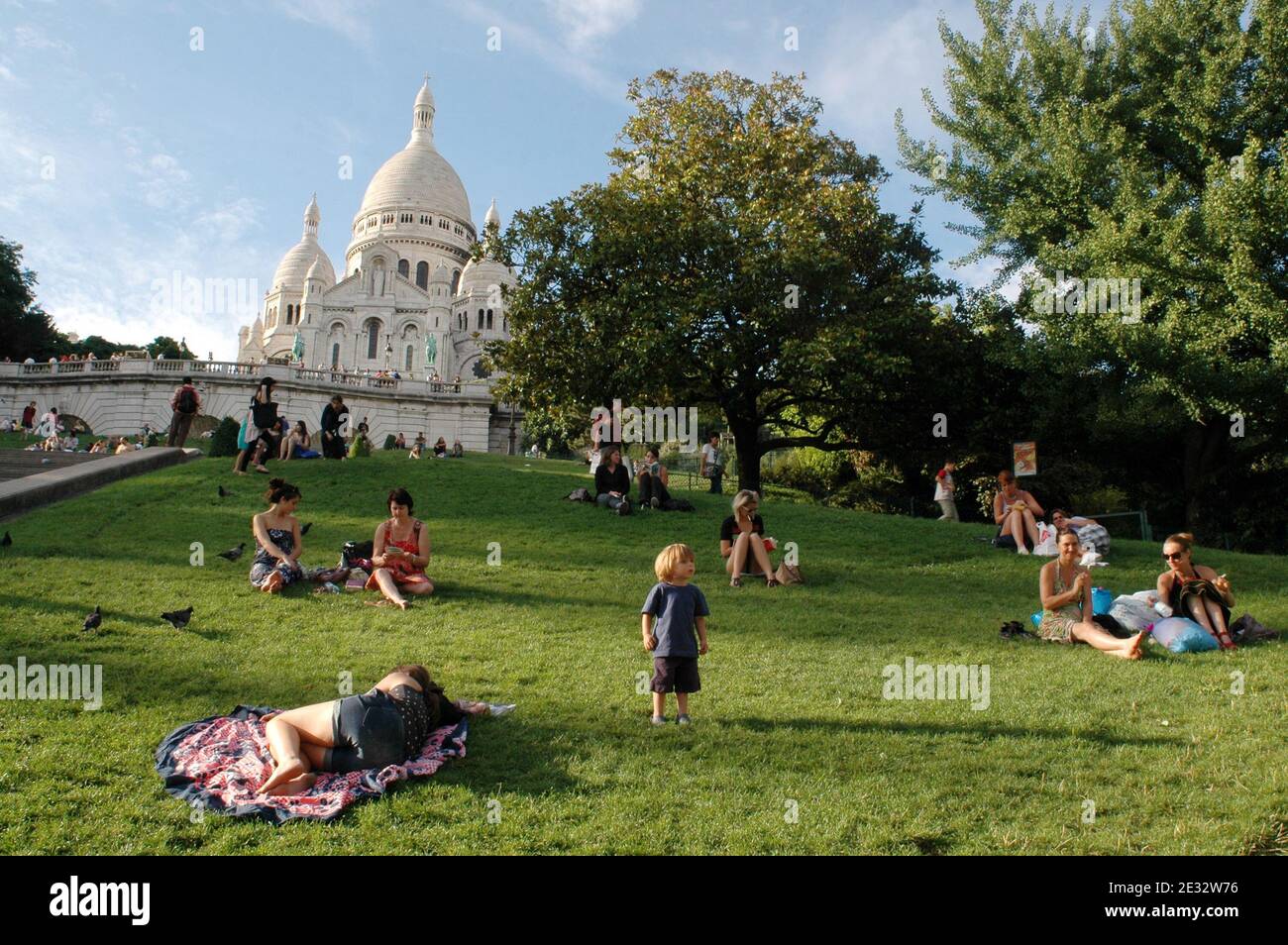 'Illustrationen der weissen Kuppelbasilika Sacre Coeur im Montmartre-Viertel, 18. Bezirk von Paris, Frankreich, am 29. Juli 2010. Mit seinen vielen Künstlern, die ihre Staffeln jeden Tag für die Touristen einrichten. Die Basilika Sacré-Coeur wurde von 1876 bis 1912 auf Montmartre als Geste der Sühne für die "Verbrechen der Kommunarden" nach den Ereignissen der Pariser Kommune errichtet, um die französischen Opfer des französisch-preußischen Krieges von 1871 zu ehren. Die weiße Kuppel ist ein weithin sichtbares Wahrzeichen der Stadt. Foto von Alain Apaydin/ABACAPRESS.COM ' Stockfoto