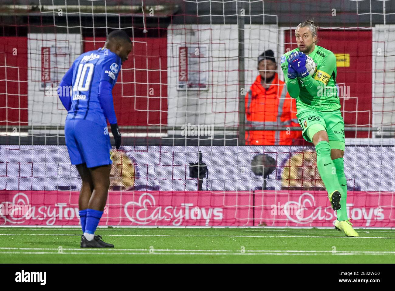EMMEN, NIEDERLANDE - JANUAR 16: (L-R): Torwart Remko Pasveer von Vitesse beim niederländischen Eredivisie-Spiel zwischen FC Emmen und Vitesse in De Oude Stockfoto