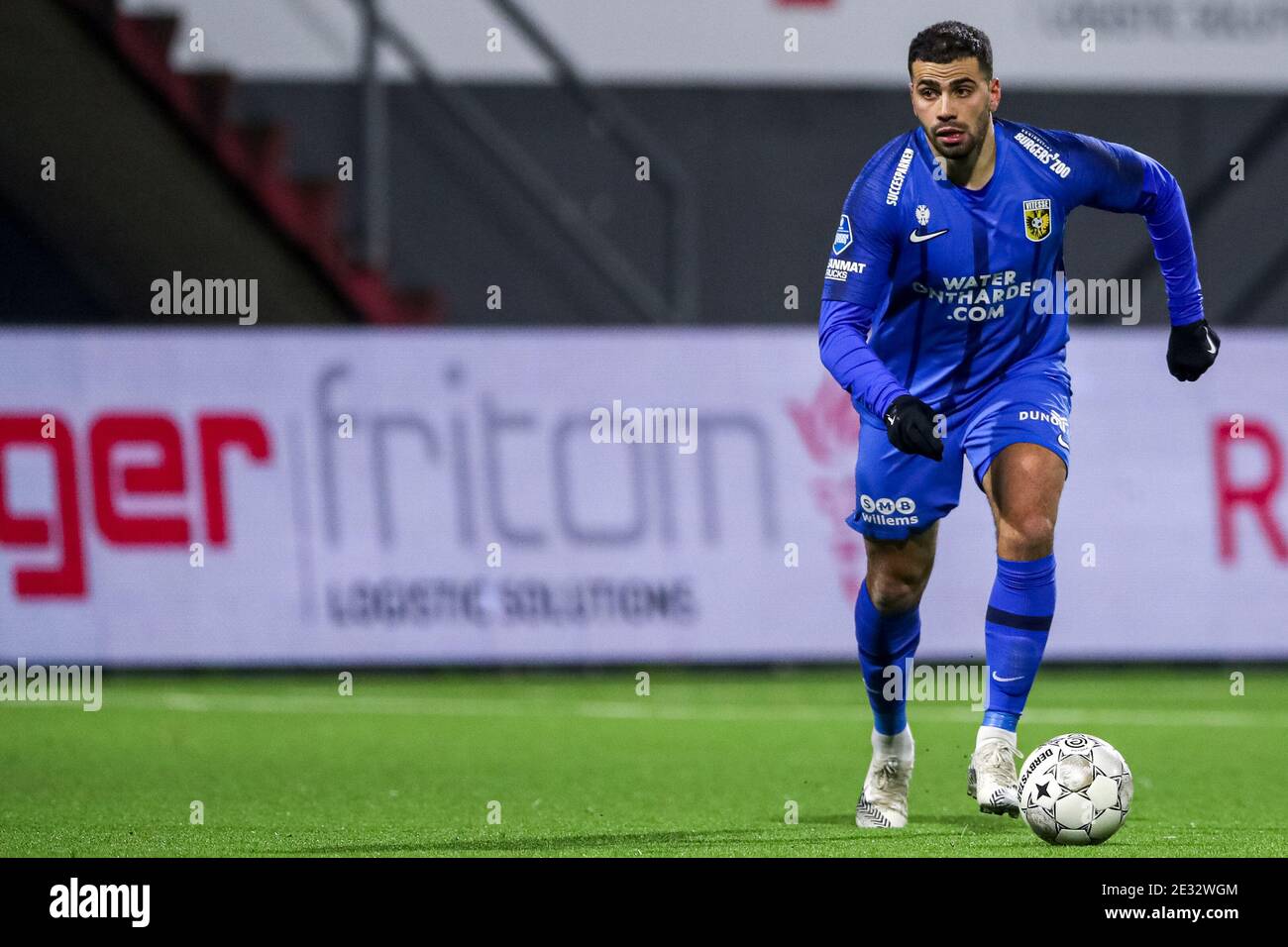 EMMEN, NIEDERLANDE - JANUAR 16: (L-R): Oussama Tannane von Vitesse während des niederländischen Eredivisie-Spiels zwischen FC Emmen und Vitesse in De Oude Meerdijk Stockfoto
