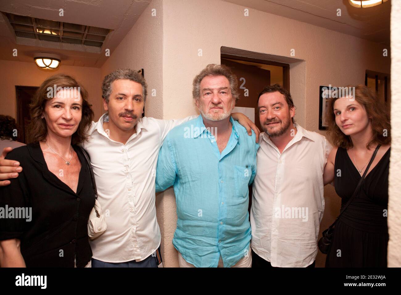 Eddy Mitchell mit seiner Frau und Tochter posiert mit Atmen Kelif und Philippe Duquesne nach der zweiten Darstellung von Edouard Baers Stück 'miam-Miam' während des Festival of Ramatuelle 2010 in Ramatuelle, Frankreich, am 2. August 2010. Foto von Cyril Bruneau/Festival de Ramatuelle/ABACAPRESS.COM Stockfoto Eddy Mitchell mit seiner Frau und Tochter posiert mit Atmen Kelif und Philippe Duquesne nach der zweiten Darstellung von Edouard Baers Stück 'miam-Miam' während des Festival of Ramatuelle 2010 in Ramatuelle, Frankreich, am 2. August 2010. Foto von Cyril Bruneau/Festival de Ramatuelle/ABACAPRESS.COM Stockfoto