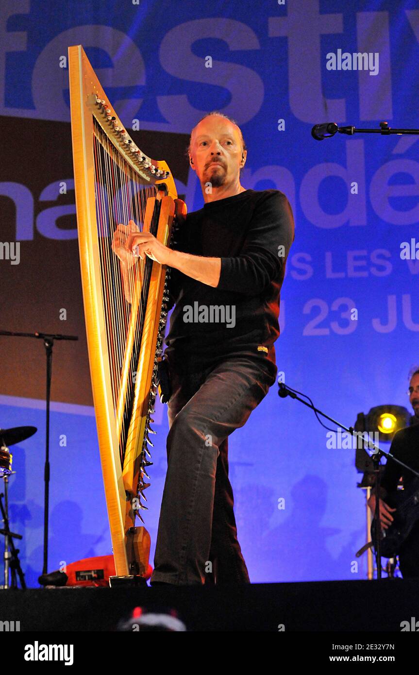 Alan Stivell spielt live auf dem Rathausplatz während des Fnac Indetendances Festivals in Paris, Frankreich, am 7. August 2010. Foto von Thierry Plessis/ABACAPRESS.COM Stockfoto