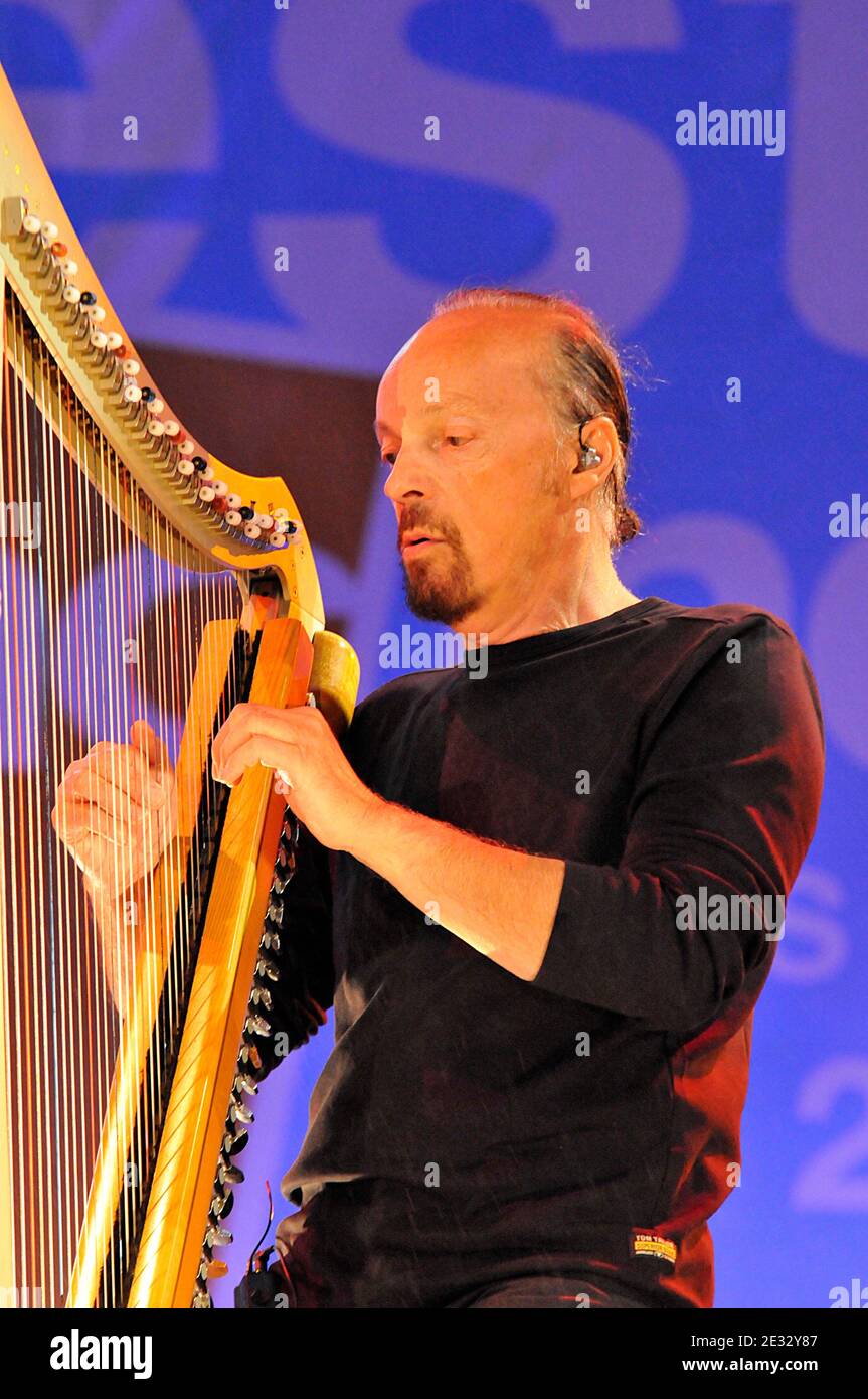 Alan Stivell spielt live auf dem Rathausplatz während des Fnac Indetendances Festivals in Paris, Frankreich, am 7. August 2010. Foto von Thierry Plessis/ABACAPRESS.COM Stockfoto