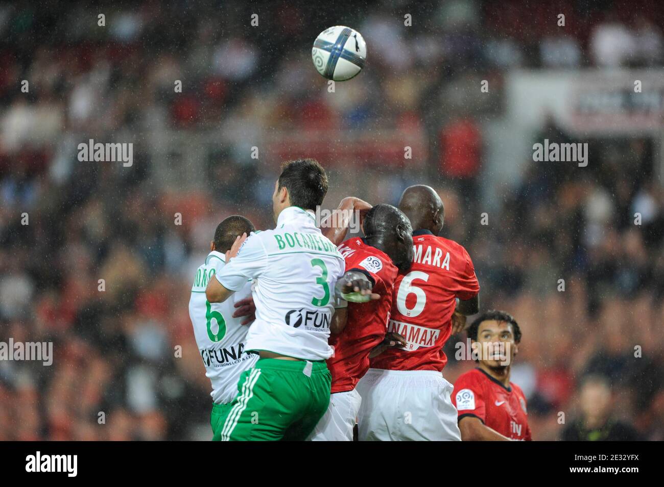 Zoumana Camara und Mamadou Sakho von Paris-St-Germain kämpfen am 7. August 2010 gegen Carlos Bocanegra von Saint-Etienne während des Fußballmatches der französischen Liga 1, PSG gegen Saint-Etienne in Paris, Frankreich. PSG gewann 3:1. Foto von Henri Szwarc/ABACAPRESS.COM Stockfoto
