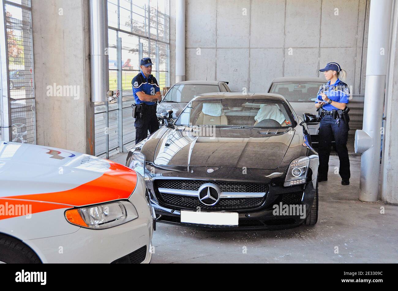 Ein 37-jähriger schwedischer Autofahrer mit einem Mercedes-Benz AMG SLS  wurde am 6. August 2010 auf einer Autobahn in der Nähe von Fribourg,  Westschweiz, mit einer Rekordgeschwindigkeit von 290 km/h von einer  feststehenden