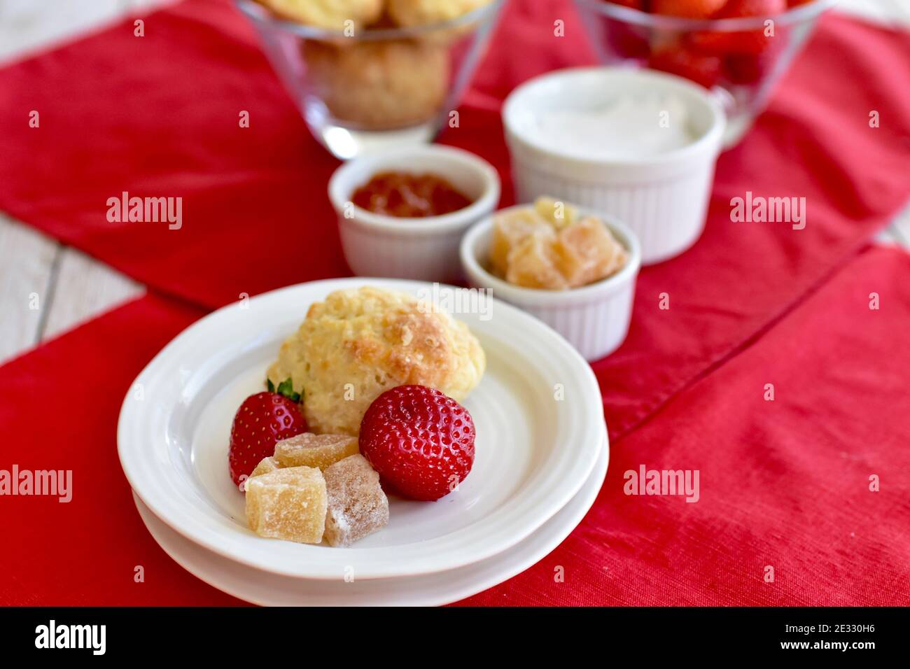 Einfache, elegante Kekse und Erdbeeren mit Sekt zum Brunch, zum Muttertagsfrühstück im Bett oder zum frühlingstee am osternachmittag Stockfoto
