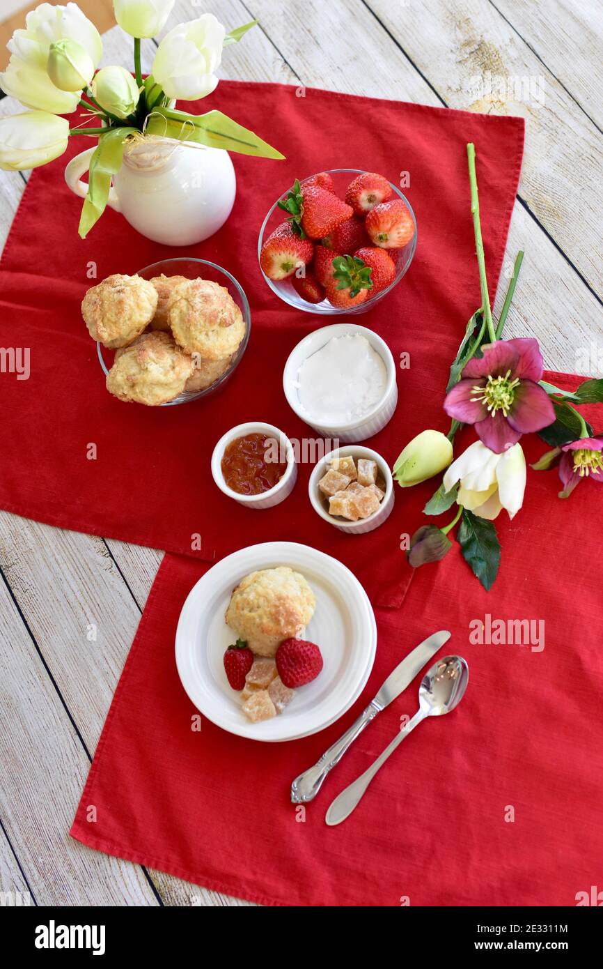 Einfache, elegante Kekse und Erdbeeren mit Sekt zum Brunch, zum Muttertagsfrühstück im Bett oder zum frühlingstee am osternachmittag Stockfoto