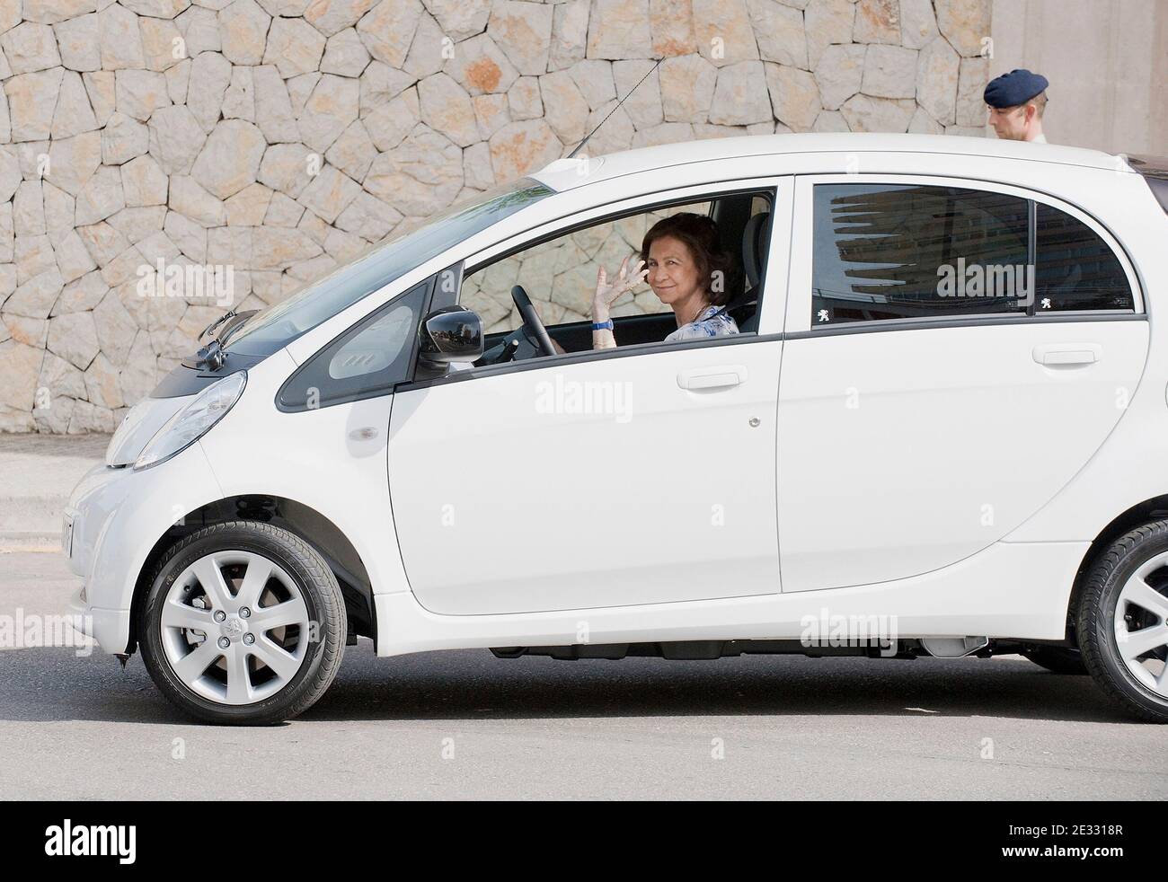 Die spanische Königin Sofia fährt am 11. August 2010 in Palma de Mallorca, Balearen, Spanien, ein neues Elektroauto, das sie gerade in die Lieferung genommen hat. Das Auto, ein Peugeot Ion, wurde von der Autofirma Queen SofÀa geliehen und von Japan aus per Flugzeug nach Palma geschickt. Die Königin wird es für ihren privaten Gebrauch für einen Monat während ihres Urlaubs im Marivent Palace auf Mallorca fahren. QueenæSofÀa hat die Aufgabe als Beweis für die Unterstützung von Elektroautos als nicht umweltschädliche Fahrzeuge akzeptiert. Aus Sicherheitsgründen folgte der Queen zwei größere dunkle Autos, die ihr Sicherheitsdetail trugen. Foto b Stockfoto