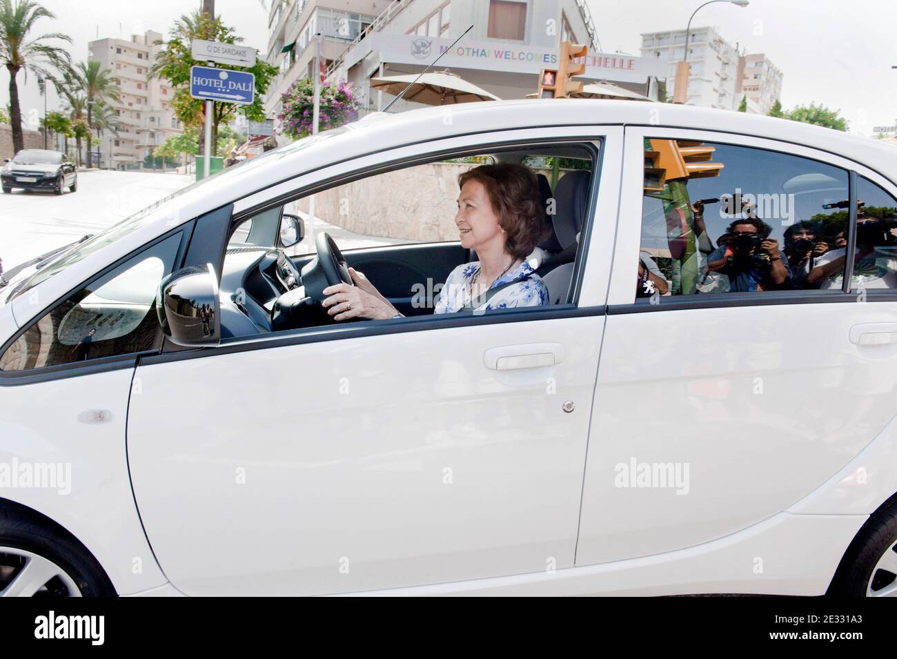 Die spanische Königin Sofia fährt am 11. August 2010 in Palma de Mallorca, Balearen, Spanien, ein neues Elektroauto, das sie gerade in die Lieferung genommen hat. Das Auto, ein Peugeot Ion, wurde von der Autofirma Queen SofÀa geliehen und von Japan aus per Flugzeug nach Palma geschickt. Die Königin wird es für ihren privaten Gebrauch für einen Monat während ihres Urlaubs im Marivent Palace auf Mallorca fahren. QueenæSofÀa hat die Aufgabe als Beweis für die Unterstützung von Elektroautos als nicht umweltschädliche Fahrzeuge akzeptiert. Aus Sicherheitsgründen folgte der Queen zwei größere dunkle Autos, die ihr Sicherheitsdetail trugen. Foto b Stockfoto