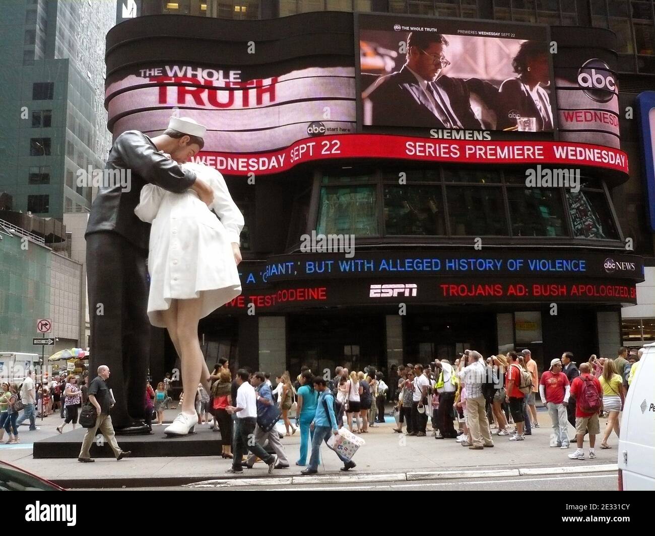 "Bedingungslose Kapitulation" ist eine 26 Meter hohe Statue Replik der legendären Fotografie von Alfred Eisenstaedt (die zeigt, wie ein amerikanischer Seemann am V-J Day am Times Square am 14. August 1945 eine junge Frau in einem weißen Kleid küsst, das Foto wurde ursprünglich eine Woche später im Life Magazin veröffentlicht) Entstanden am 13. August 2010 am Times Square, New York City, NY, USA, am Tag des Zweiten Weltkriegs, der vom Künstler John Seward Johnson II beendet wurde. Foto von Charles Guerin/ABACAPRESS.COM Stockfoto