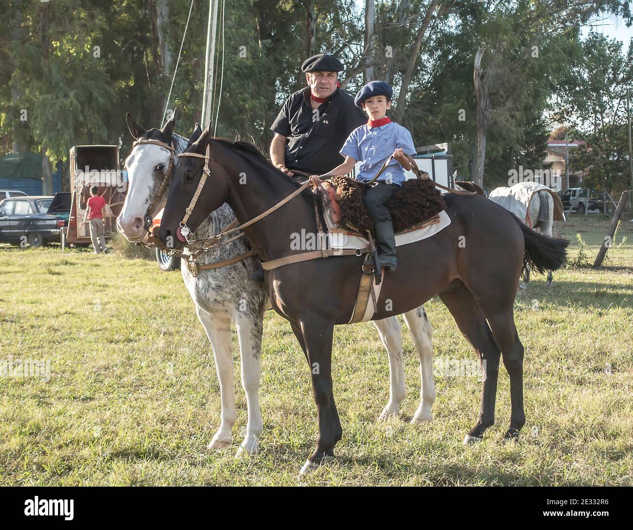 Mann und Junge Gauchos zu Pferd Argentinien Stockfoto