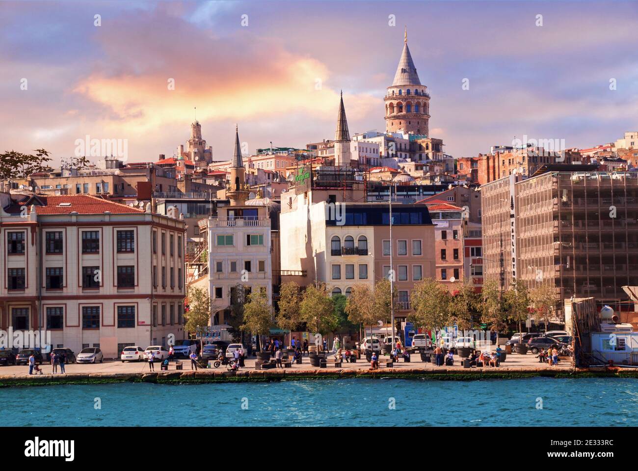 ISTANBUL, TÜRKEI - 09 07 2020: Karakoy-Viertel, Galata-Turm mit herrlichen Sonnenuntergangswolken über dem Goldenen Horn in Istanbul, Türkei Stockfoto