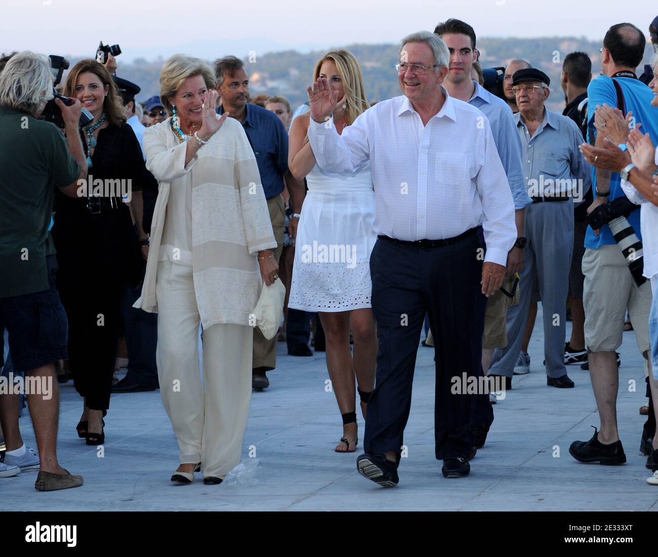 König Konstantin von Griechenland, Königin Anne-Marie, Prinzessin Alexia und ihr Ehemann Carlos Morales Quintana, Prinz Nikolaos von Griechenland und Verlobte Tatiana Blatnik, Prinz Philipos besuchen eine Party vor der Hochzeit von Prinz Nikolaos von Griechenland und Tatiana Blatnik, im Poseidon Hotel auf der Insel Spetses, Griechenland. Das Paar wird den Knoten am 25. August 2010 binden. Foto von Christophe Guibbaud/ABACAPRESS.COM Stockfoto