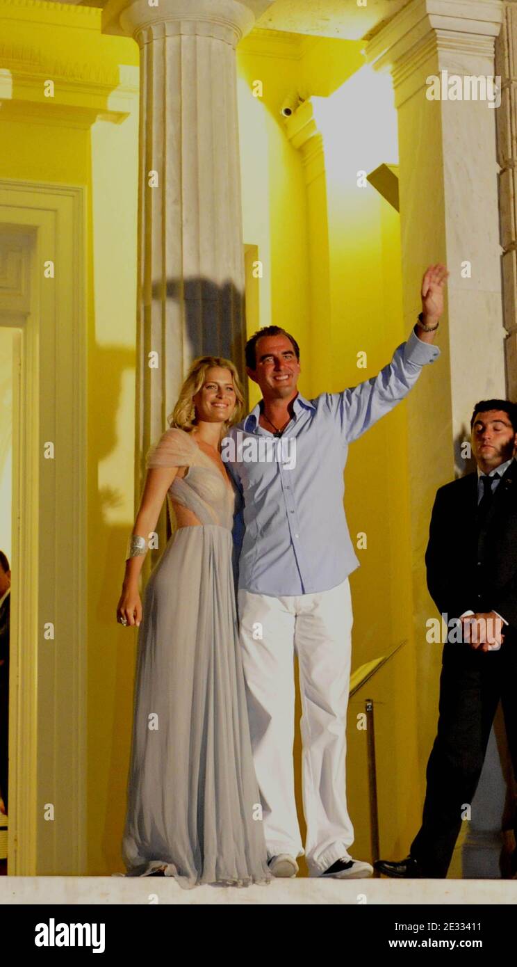 Prinz Nikolaos von Griechenland und Verlobte Tatiana Blatnik besuchen eine Party vor ihrer Hochzeit im Poseidon Hotel auf der Insel Spetses, Griechenland. Das Paar wird den Knoten am 25. August 2010 binden. Foto von Christophe Guibbaud/ABACAPRESS.COM Stockfoto