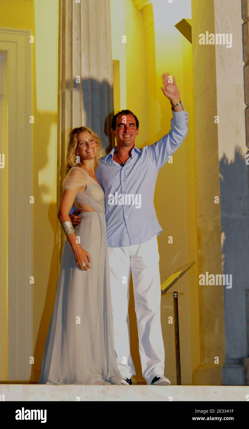 Prinz Nikolaos von Griechenland und Verlobte Tatiana Blatnik besuchen eine Party vor ihrer Hochzeit im Poseidon Hotel auf der Insel Spetses, Griechenland. Das Paar wird den Knoten am 25. August 2010 binden. Foto von Christophe Guibbaud/ABACAPRESS.COM Stockfoto