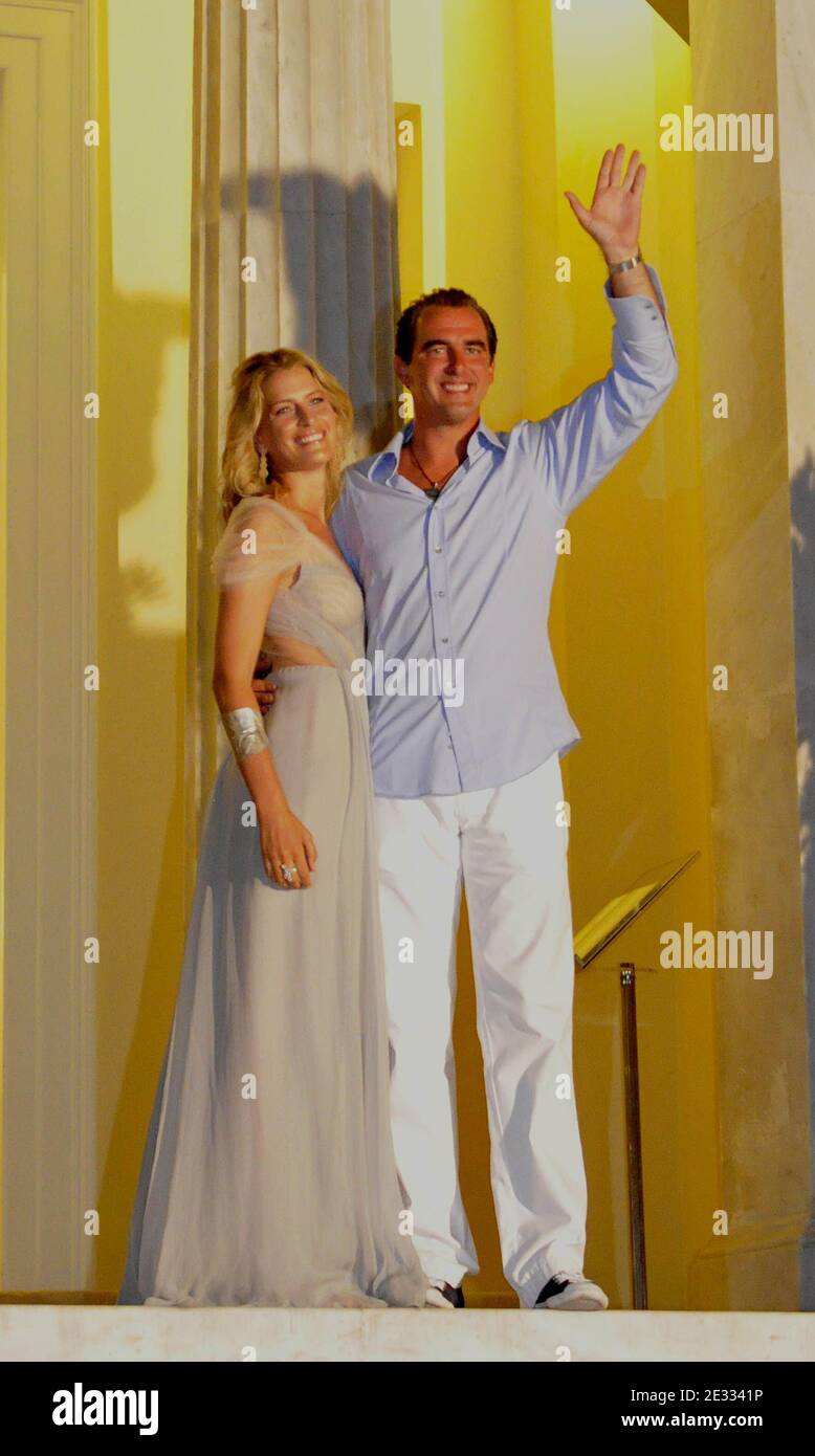 Prinz Nikolaos von Griechenland und Verlobte Tatiana Blatnik besuchen eine Party vor ihrer Hochzeit im Poseidon Hotel auf der Insel Spetses, Griechenland. Das Paar wird den Knoten am 25. August 2010 binden. Foto von Christophe Guibbaud/ABACAPRESS.COM Stockfoto