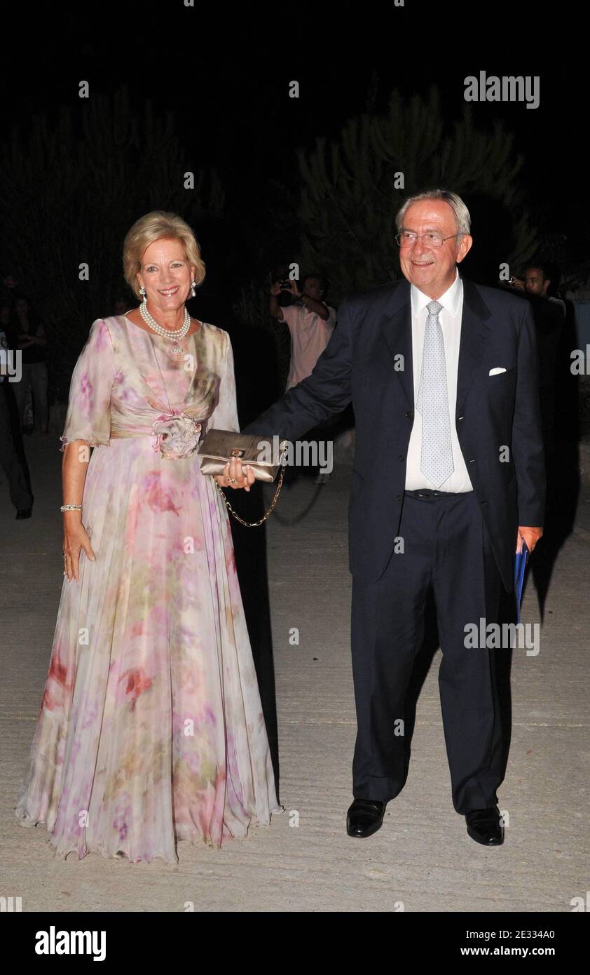 König Konstantin und Königin Anne-Marie von Griechenland verlassen die orthodoxe Kirche von Ayios Nikolaos (St. Nikolaus) nach der Hochzeit von Prinz Nikolaos von Griechenland und Tatiana Blatnik, auf der Insel Spetses, Griechenland am 25. August 2010. Foto von Mousse/ABACAPRESS.COM Stockfoto