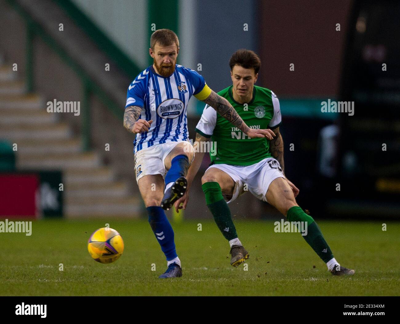 Scottish Premiership - Hibernian / Kilmarnock. Easter Road Stadium, Edinburgh, Midlothian, Großbritannien. Januar 2021. Hibs spielen Gastgeber von Kilmarnock in der Scottish Premier League an der Easter Road in Edinburgh. Bild zeigt: Kilmarnock Mittelfeldspieler, Alan Power, und HibsÕ Schwedischer Mittelfeldspieler, Melker Hallberg, während der ersten Halbzeit. Kredit: Ian Jacobs/Alamy Live Nachrichten Stockfoto