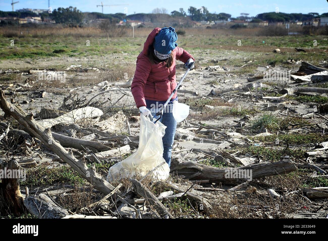 Castel Volturno, Italien. Januar 2021. Freiwillige des Vereins Plastic Free, während der Reinigung des Strandes der Oasi dei Variconi in Castel Volturno, von der Plastik und Abfälle, die den letzten Sturm gebracht. Italien, Den 16. Januar 2021. (Foto von Vincenzo Izzo/Sipa USA) Quelle: SIPA USA/Alamy Live News Stockfoto