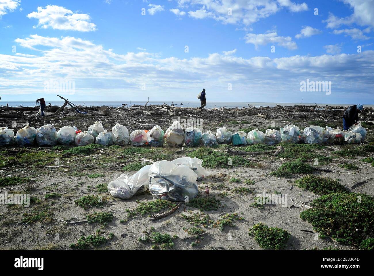 Castel Volturno, Italien. Januar 2021. Freiwillige des Vereins Plastic Free, während der Reinigung des Strandes der Oasi dei Variconi in Castel Volturno, von der Plastik und Abfälle, die den letzten Sturm gebracht. Italien, Den 16. Januar 2021. (Foto von Vincenzo Izzo/Sipa USA) Quelle: SIPA USA/Alamy Live News Stockfoto
