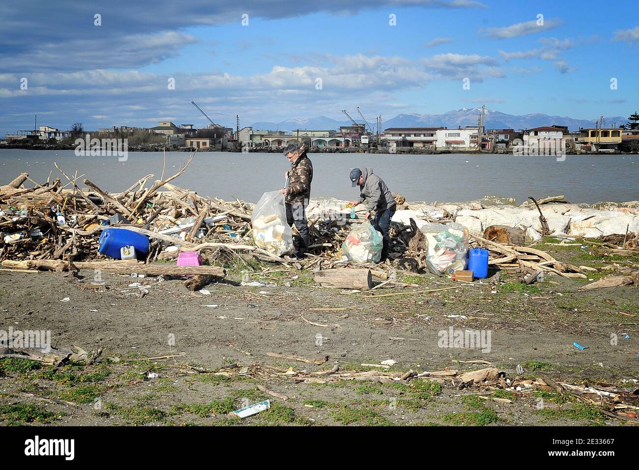 Castel Volturno, Italien. Januar 2021. Freiwillige des Vereins Plastic Free, während der Reinigung des Strandes der Oasi dei Variconi in Castel Volturno, von der Plastik und Abfälle, die den letzten Sturm gebracht. Italien, Den 16. Januar 2021. (Foto von Vincenzo Izzo/Sipa USA) Quelle: SIPA USA/Alamy Live News Stockfoto