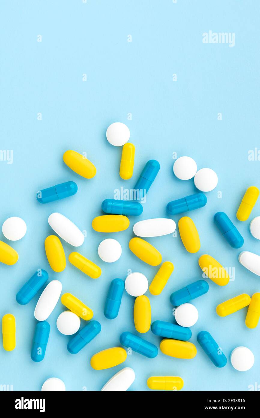 Bunte medizinische Pillen auf blauem Hintergrund. Draufsicht flach liegend Stockfoto