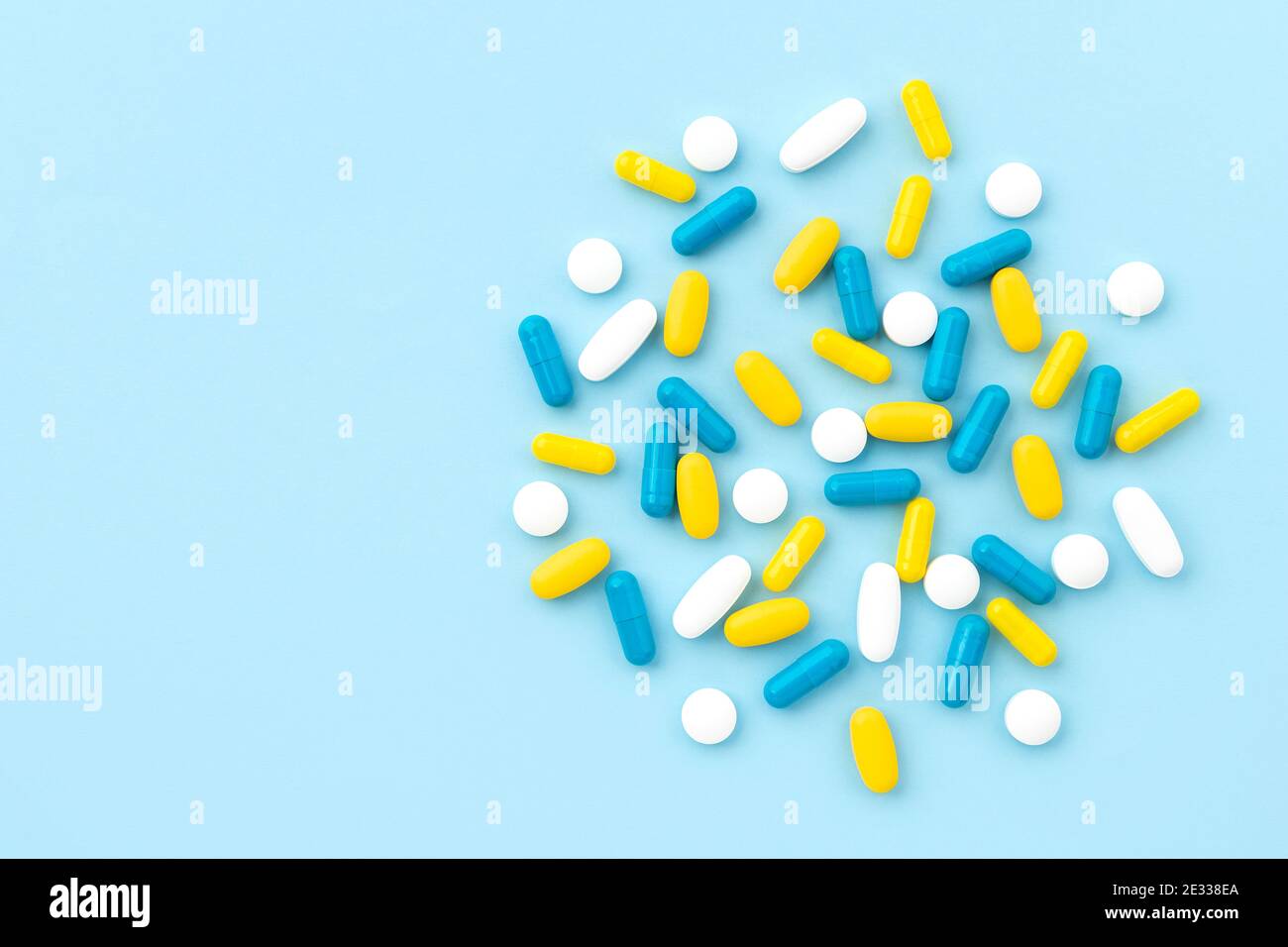 Bunte medizinische Pillen auf blauem Hintergrund. Draufsicht flach liegend Stockfoto