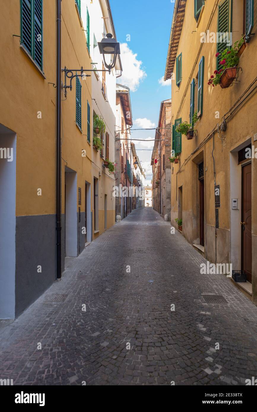 Schmale Straße in der italienischen Stadt Cerreto d'ESI, kleines Dorf in der Nähe von Fabriano, Marken, Italien Stockfoto